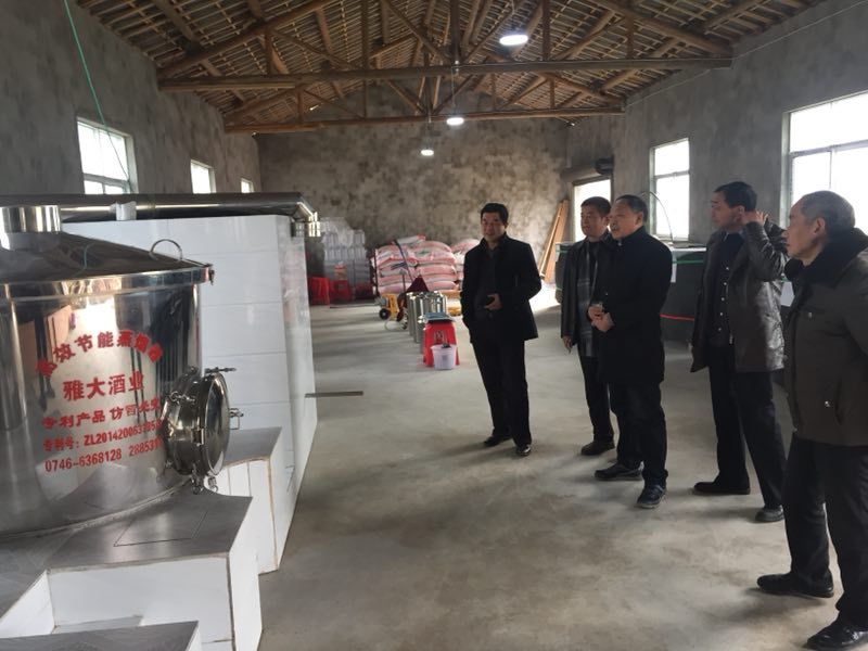 &ldquo;棗木杠&rdquo;聞名全國(guó)，那做棗酒的全套釀酒設(shè)備價(jià)格貴不貴？-07顧客正在參觀他的酒廠