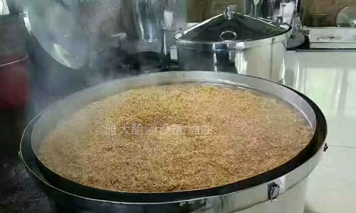 用全套釀酒設(shè)備蒸餾，裝甑時(shí)為什么要&ldquo;輕撒勻鋪&rdquo;？-03