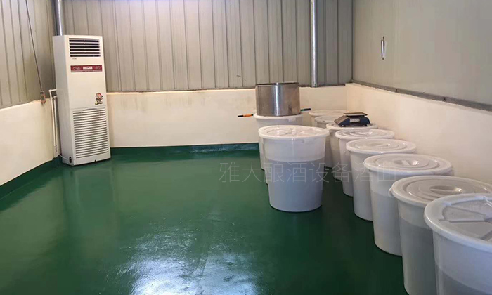 用多功能釀酒設備做的第一批糧食正在發(fā)酵