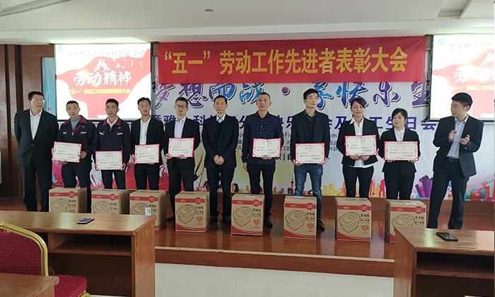 ▲獲獎(jiǎng)家人與胡順開董事長等領(lǐng)導(dǎo)合影留戀