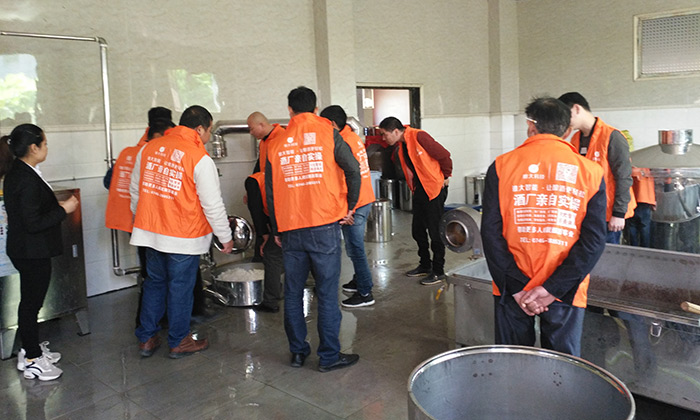 雅大學(xué)員純糧酒釀造實(shí)操車(chē)間