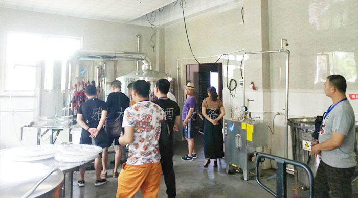 30-達(dá)配醇酒業(yè)用白酒釀造機(jī)器開(kāi)酒廠，拿出營(yíng)業(yè)額的50%資助貧困學(xué)生3