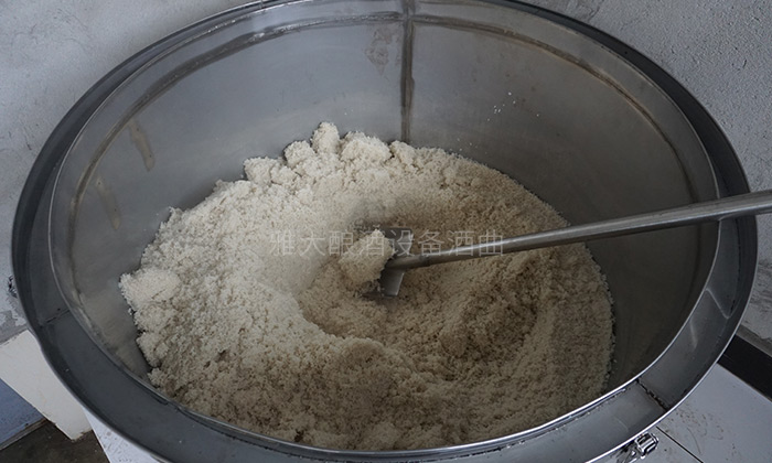 5-李樹剛用糧食釀酒設(shè)備做酒，蒸飯
