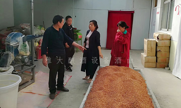 8.1--在雅大高粱釀酒設備廠的協(xié)助下,胡家酒坊成功辦理小規(guī)模生產許可證-高粱釀酒