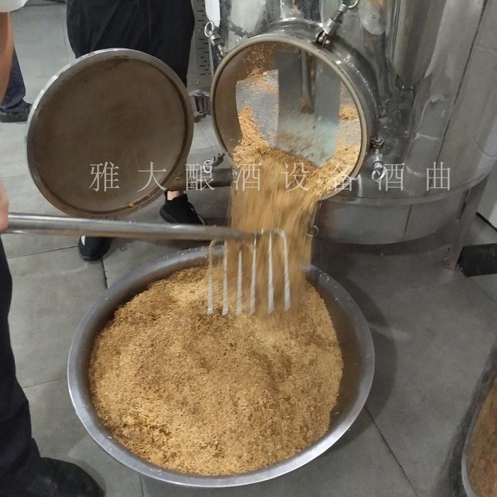 用蒸餾釀酒設(shè)備做固態(tài)高粱酒要加稻殼嗎，兩者口感有什么不同？ 4