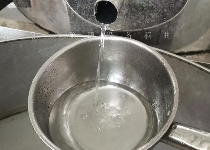 白酒生產(chǎn)設(shè)備釀造的散裝純糧酒糟味太重，怎么辦？ 5