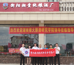 什么，定制做酒設(shè)備釀的喜宴定制酒免費送司儀，還送…