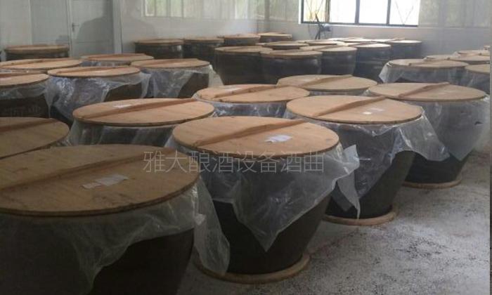 用白酒蒸餾設備釀小曲固態(tài)酒，發(fā)酵容器對白酒風味有什么影響？2