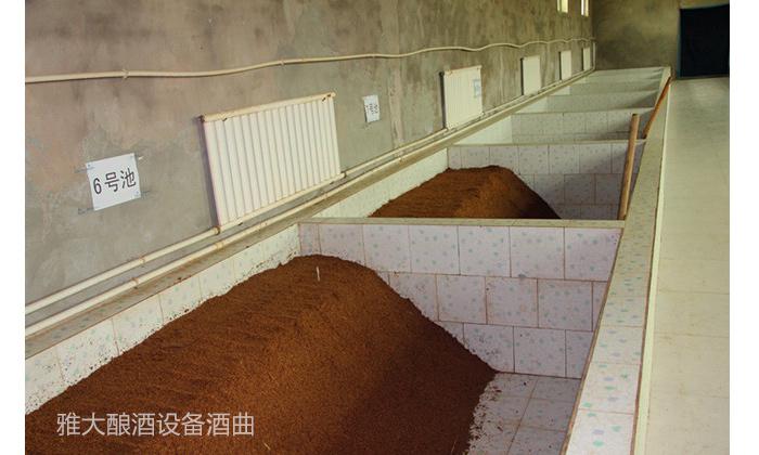 用白酒蒸餾設(shè)備釀小曲固態(tài)酒，發(fā)酵容器對(duì)白酒風(fēng)味有什么影響？5